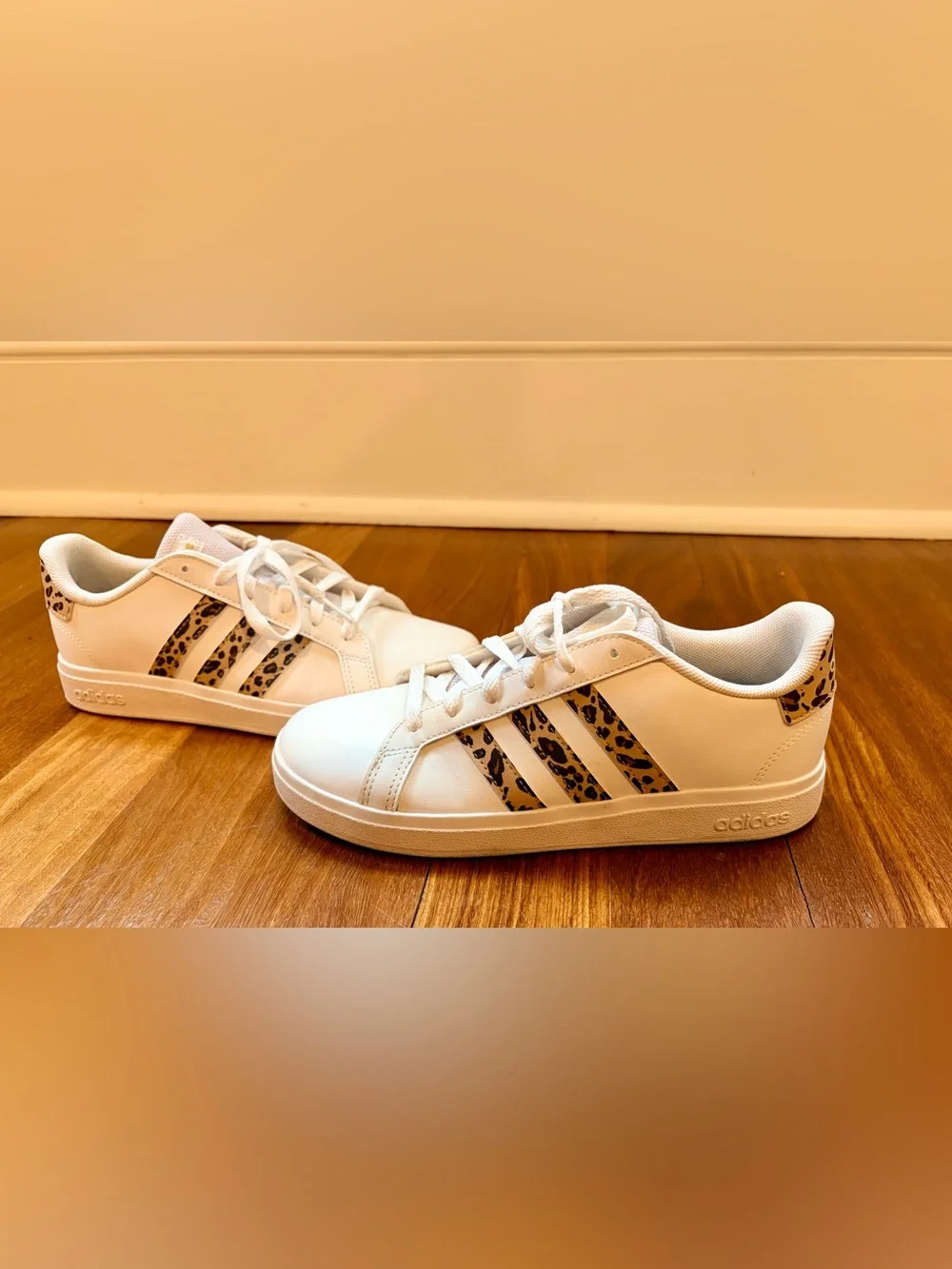 adidas Grand Court 2.0 Shoes in Cloud White / Magic Beige / Matte Gold - Girls